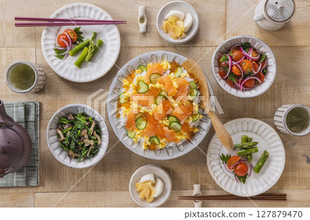 每日一餐：鮭魚和鮭魚籽散壽司 127879470