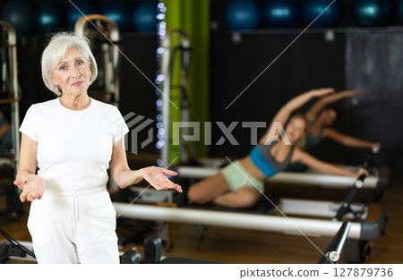 Trainer in sportswear offers group lessons 127879736