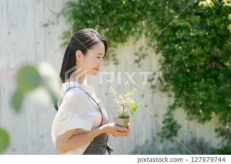 Woman holding vegetable seedlings 127879744