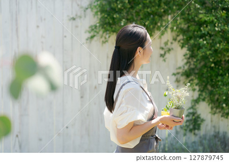 Woman holding vegetable seedlings 127879745