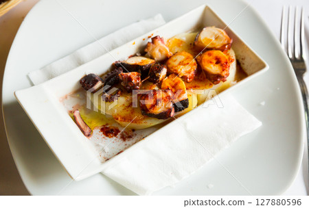 Pulpo a la Gallega  127880596