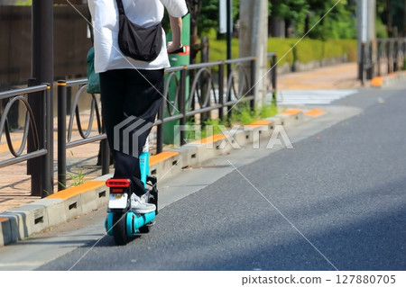 電動滑板車在路上奔跑 電動滑板車在路上奔跑 127880705