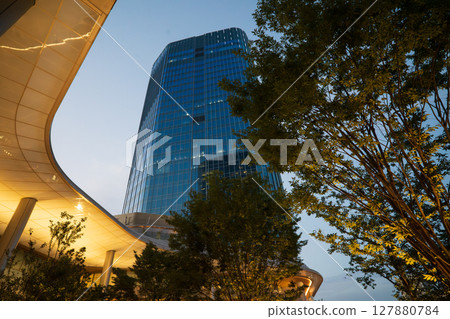 梅雨季節即將結束，黃昏時分的高輪關口的高樓大廈 127880784