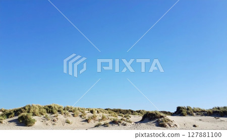 一望無際的藍天和沙丘的簡單構圖 127881100