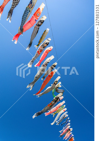 鯉魚stream在藍藍的天空中游泳 127881531