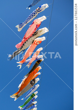 鯉魚stream在藍藍的天空中游泳 127881534