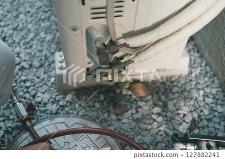 Air conditioner outdoor unit and air conditioner contractor 127882241