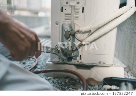 Air conditioner outdoor unit and air conditioner contractor 127882247