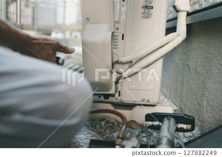 Air conditioner outdoor unit and air conditioner contractor 127882249