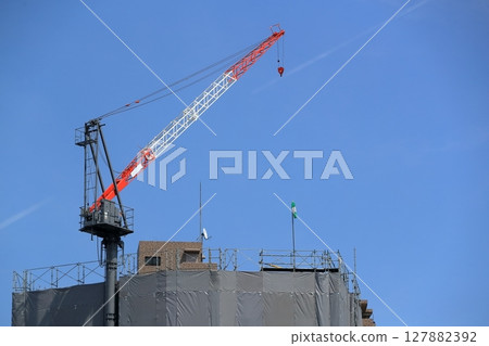 Condominium construction construction crane Condominium construction construction crane 127882392
