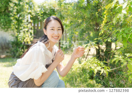 Women who do gardening Women who do gardening 127882398