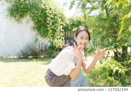Women who do gardening Women who do gardening 127882399