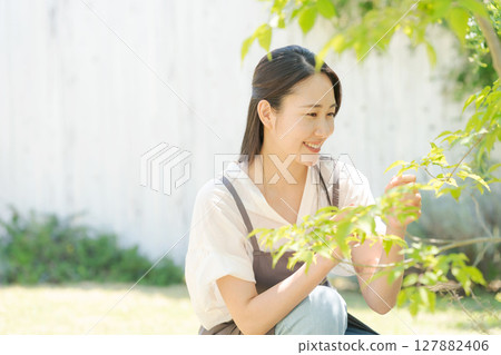 Women who do gardening Women who do gardening 127882406