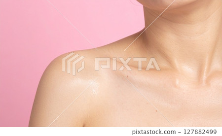 Improve the gloss of women's collarbones and shoulders, beauty image material 127882499