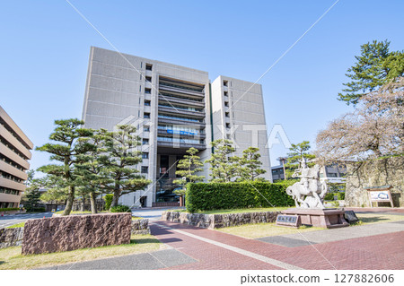 Fukui City, Fukui Prefecture: Fukui Prefectural Office on a clear day 127882606