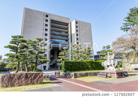 福井縣福井市：晴天的福井縣廳 127882607