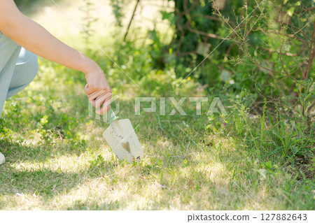 照料花園的女人的手 127882643