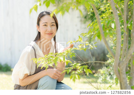 Women who do gardening 127882856