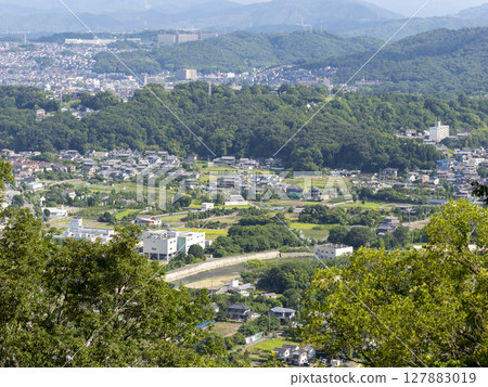 The outskirts of Ikeda City, Osaka Prefecture, where fields stretch out 127883019