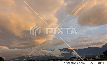 夕陽染雲的風景 夕陽染雲的風景 127883091