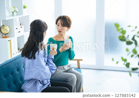 兩位女士在現代客廳休息 127883142