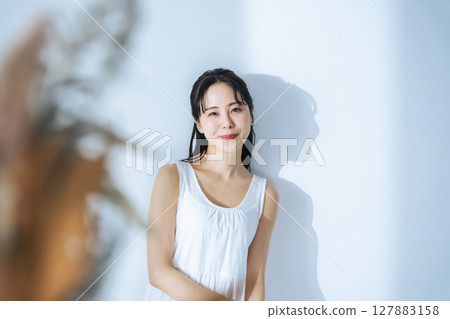 身穿連身衣的女子沐浴在陽光下 127883158