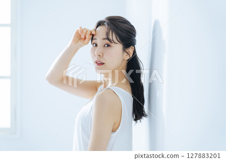 身穿連身衣的女子沐浴在陽光下 127883201