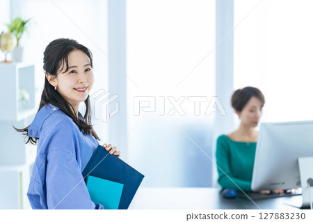 兩名婦女在現代辦公室工作 兩名婦女在現代辦公室工作 127883230