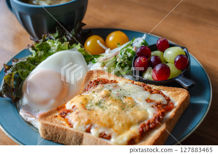 西式早餐盤,包括起司吐司、煎蛋和沙拉 西式早餐盤,包括起司吐司、煎蛋和沙拉 127883465