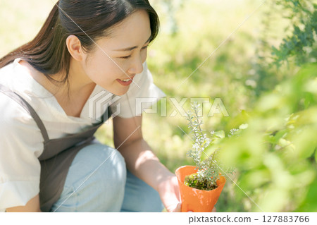 有植物幼苗的婦女 有植物幼苗的婦女 127883766