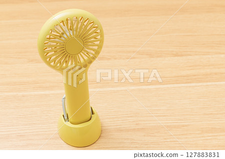 黃色手持風扇 127883831