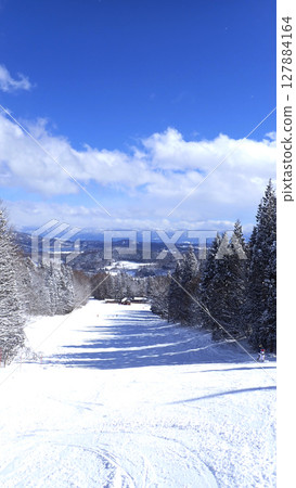 日本滑雪勝地_垂直 127884164