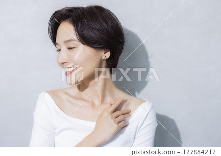 短頭髮的女人 127884212