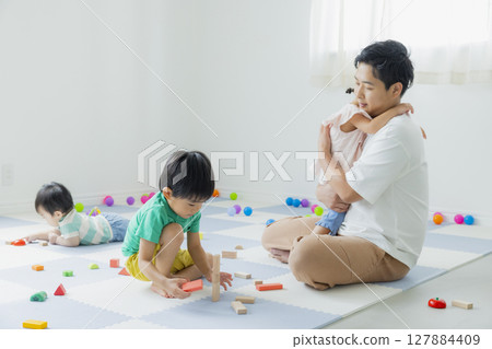 孩子們在室內玩 127884409