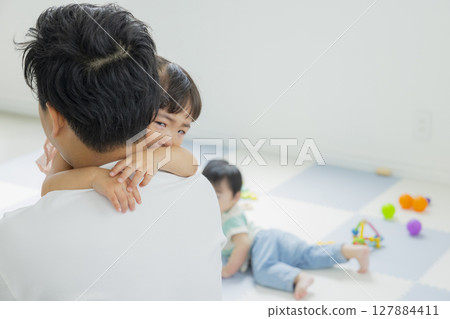 孩子們在室內玩 孩子們在室內玩 127884411