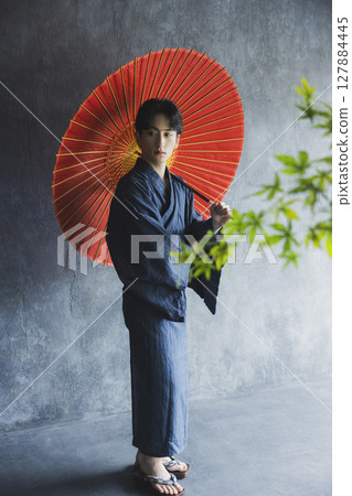 穿著浴衣的年輕人 穿著浴衣的年輕人 127884445