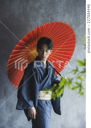 穿著浴衣的年輕人 127884446