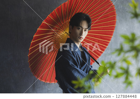 穿著浴衣的年輕人 127884448