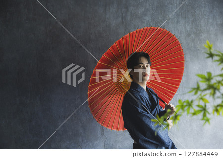 Young man in yukata 127884449
