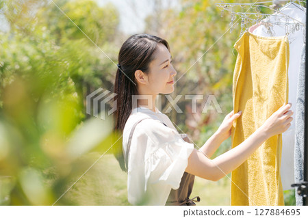 掛衣服的女人 127884695