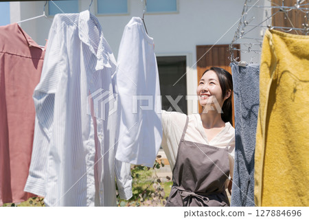 掛衣服的女人 127884696