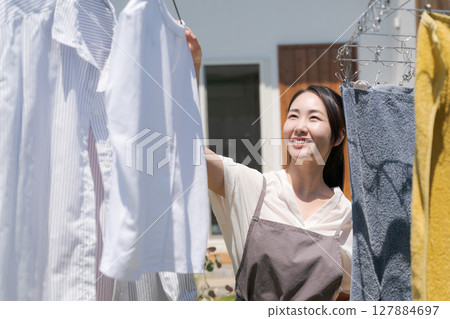 掛衣服的女人 127884697