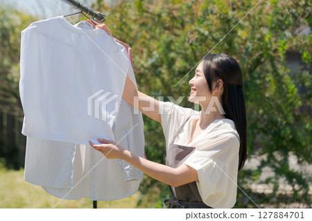 掛衣服的女人 127884701