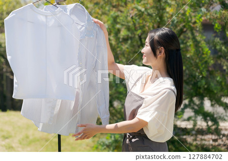 掛衣服的女人 掛衣服的女人 127884702