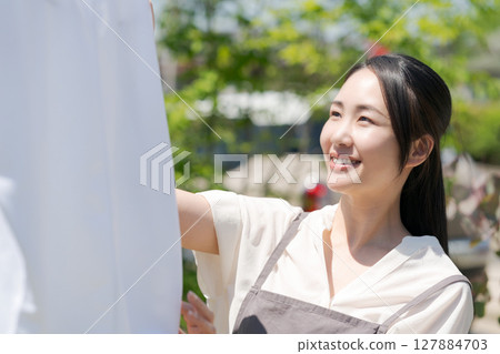 掛衣服的女人 127884703
