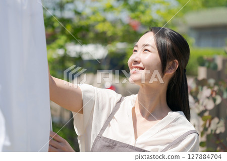 掛衣服的女人 掛衣服的女人 127884704