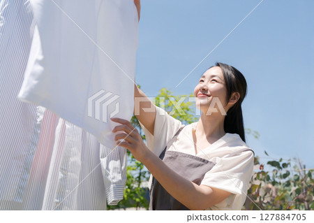 掛衣服的女人 127884705