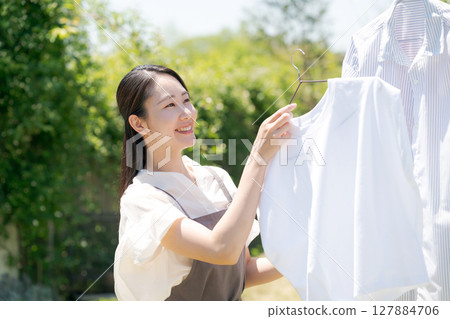 掛衣服的女人 127884706