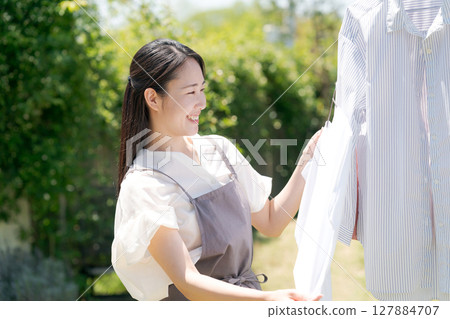 掛衣服的女人 掛衣服的女人 127884707