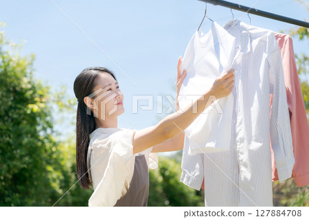 掛衣服的女人 掛衣服的女人 127884708